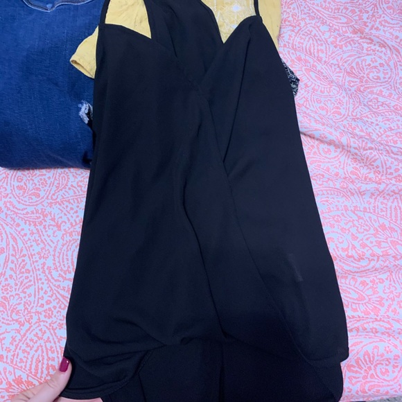 A cute black top with a light opening in front - Picture 1 of 3